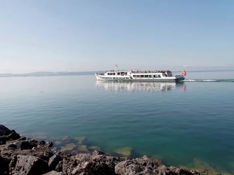 bateau de tourisme sur le lac